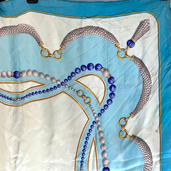 🎉HP🎉Vintage Cartier Scarf - Picture 5 of 8
